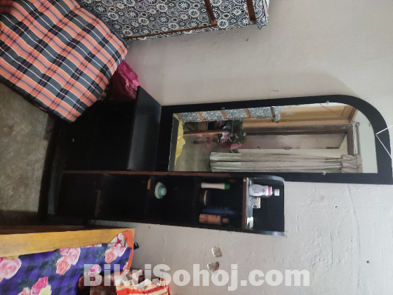 একটি ওয়ারড্রব ও একটি ড্রেসিং টেবিল